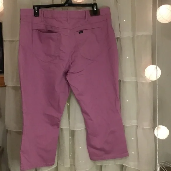 NEW, LEE MID RISE CAPRI JEANS SIZE 22 - Picture 2 of 2